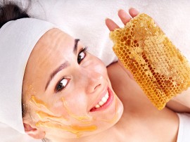 Natural homemade organic facial masks of honey.